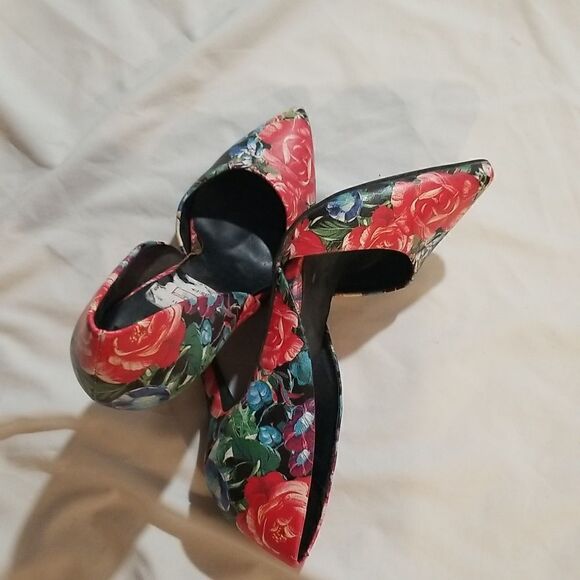High heels  flower designs well worn - Picture 5 of 14